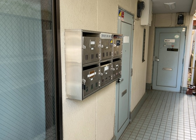 受付はマンションコンシェルジュがいる場合もあれば、管理人が滞在する小部屋を総称して呼ぶことがあります。主にエントランスに設置されていることから、防犯面でも期待ができます。防犯設備がない場合はより安心！