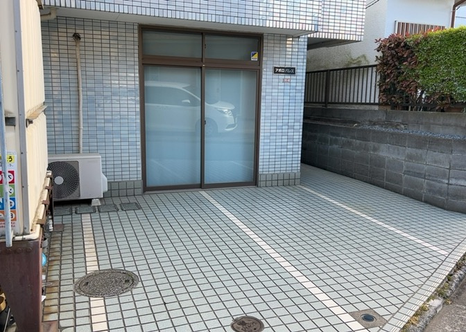 ラウンジは、マンションの共用スペースに椅子やテーブルなどを配置した利用者が寛げる空間です。屋内型ラウンジと屋外型ラウンジがあります。共用部分の管理状況と合わせて、詳細については現地でご確認ください。