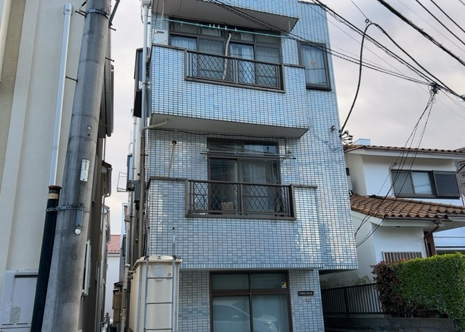ロビーというと、エントランスと何がちがうの？と思いますよね。実はロビーとエントランスには明確な決まりはありません。物件によっては、エントランスを入って広がるある程度の広さのある空間がロビーとなります。