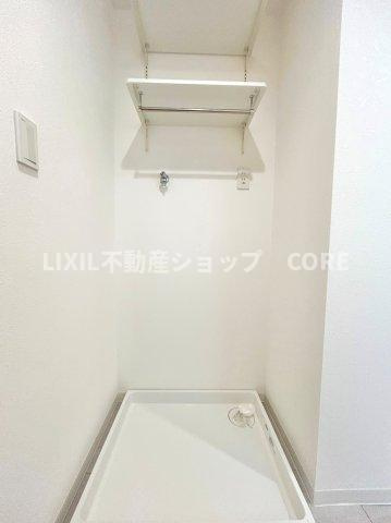 ランドリースペース上部には、洗濯洗剤や柔軟剤等が置ける便利な収納棚がございます。