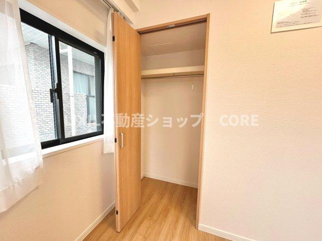 奥行きもあるので、収納ボックスをそのままクローゼットの中へ。部屋にものが出ずスッキリ。