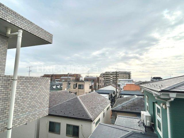 気持ちのいい空が見渡せる広いバルコニー。通風・採光にも優れ、心地よい光と風があふれています。