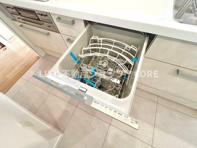 食器洗乾燥機付きで家族の食器もピカピカ。忙しい奥様には欠かせないアイテムのひとつ！！