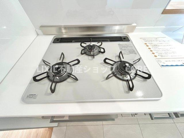 三口コンロで、お料理の効率もアップ！使い勝手の良さを考えました。お洒落なシステムキッチンです。