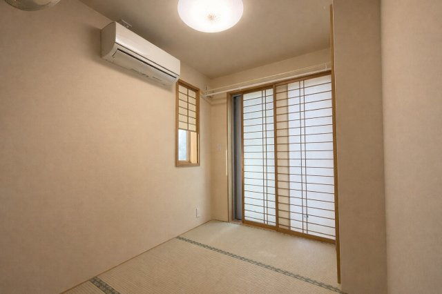 二階の和室は、来客用のゲストルームや子どもの勉強部屋としても利用可能。畳敷きならではの快適さと障子の和の趣が調和し、現代の暮らしにも自然に溶け込みます。小窓と障子が程よい採光をもたらします。
