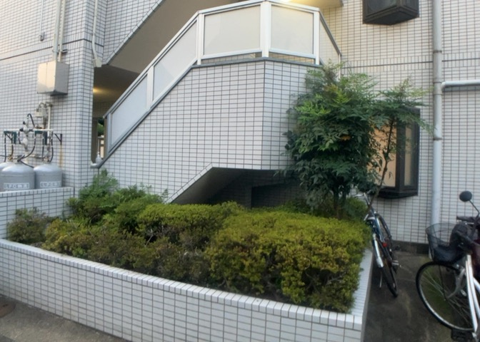 物件によっては、入居者が個人的に使用できる専用庭がついているものもあります。また、住宅の中にある土間の部分を庭と呼ぶこともあります。庭の用途は住む人によって変わり、それによってデザインもさまざまです。