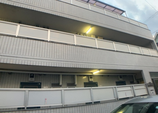 外観はマンション管理がされているかの目安になります。築年数が古いと、壁面は劣化してひび割れが生じることも！建物が古びていても細かいところが修繕されていると、きちんと管理されているなぁと感じるでしょう。