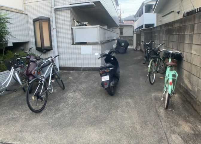 マンションの駐輪場は、事前に空きがあるか確認を取ると安心です。せっかく入居したのに駐輪スペースがない！なんてことになったら大変ですよね。そこで、内見時や購入前にはまず事前に確認しておくと良いでしょう。