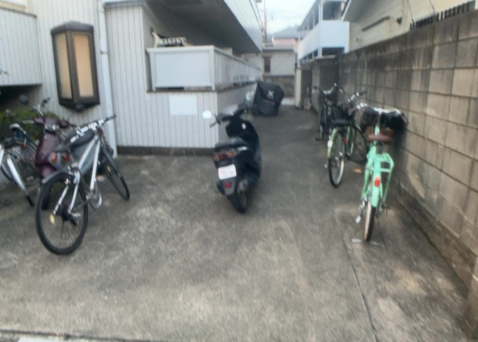 車一台あたりに必要なスペースは、標準サイズの普通自動車で横幅2m50cm、長さ5mは必要になります。ただし、乗降のことも考慮して横幅3m30cm、長さ5m50cmほどは確保できるところを選びましょう。
