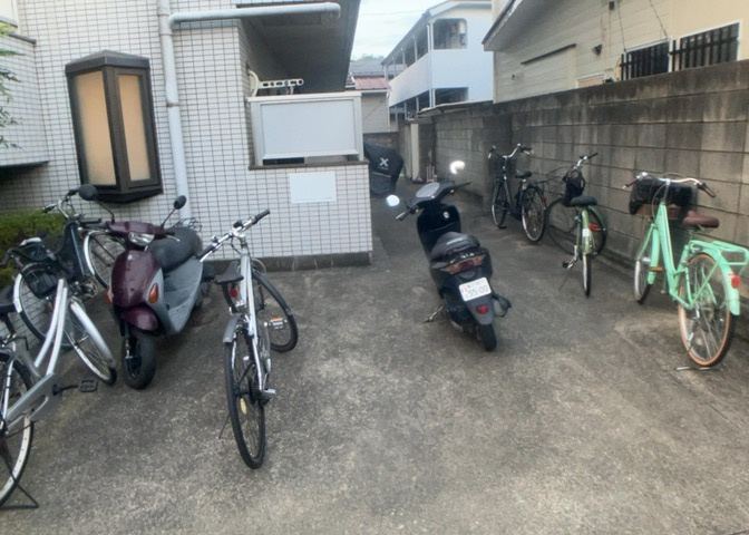駐車場と明記されていても、最小スペースでつくられた駐車場だと大型車は駐車できなかったり、出入りしにくくなったりする可能性があります。お車のサイズと購入したい物件の駐車場のサイズを現地で確認しましょう。