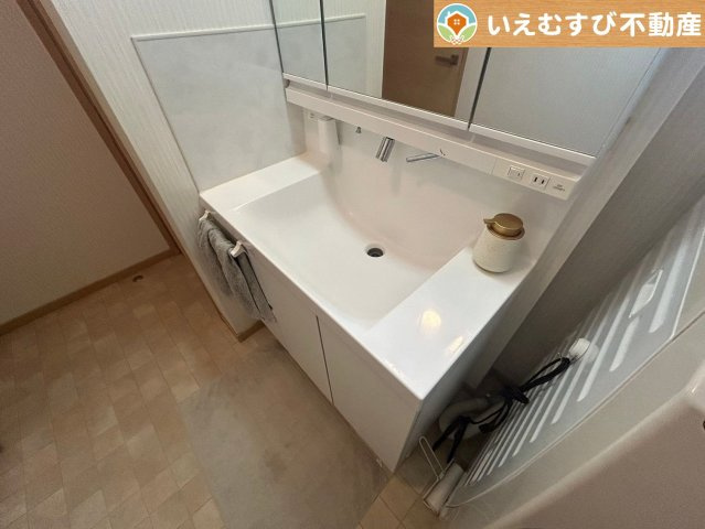 3面ミラーの後ろは収納スペースを完備　生活感のあるものは隠して、スッキリシンプルな洗面台に！清潔感のある空間♪