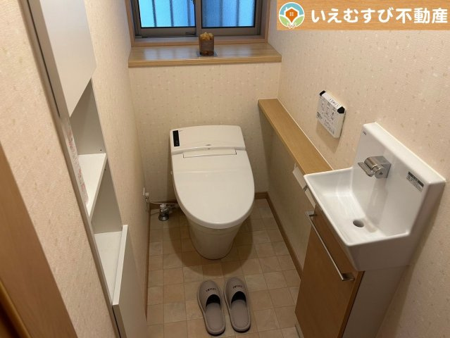 シンプルで清潔感のあるトイレ　個室内に水栓付きで便利！掃除用具やトイレットペーパーも置いておける収納付き♪