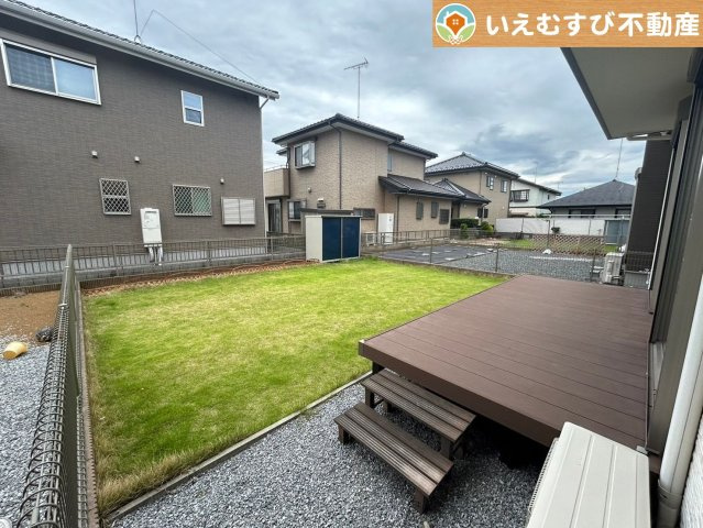 庭に面した広々ウッドデッキ付きが嬉しい！　お庭で遊ぶお子様の様子を眺めながらお茶をしたり、BBQをしたりと楽しみ色々！