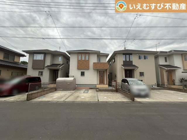 並列3台駐車可能なゆとりのカースペース　複数台車をお持ちでも、お友達が遊びに来てもゆとりの駐車スペース！