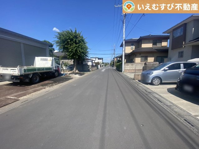 充分な広さの前面道路　間口が広くお車の出し入れも問題なく行えるスペースが確保されています♪