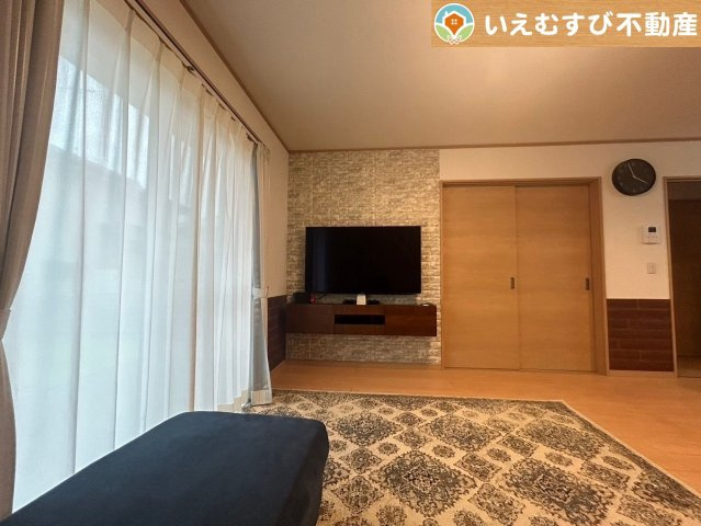 ナチュラルな色合いで落ち着いた印象のリビングダイニング　ぬくもりのあるナチュラルな空間。グリーンを飾っても相性が良さそうですね♪