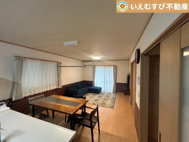 開放感と家族との距離感にこだわったＬＤＫ　採光たっぷりのリビングで休日には家族みんなでくつろげそうですね♪