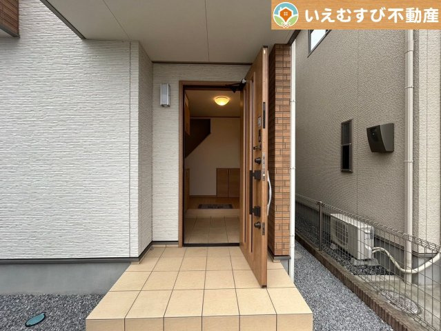落ち着いた色づかいのエントランス　駐車場からアクセスの良いエントランス。雨の日や荷物が多くても安心の動線♪