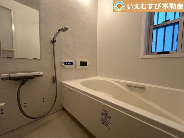 クールなグレーが高級感を演出　おしゃれな雰囲気の浴室。ゆとりの空間で一日の疲れをしっかりリセット♪