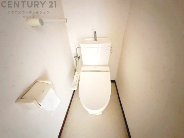 温水洗浄便座付トイレは温水洗浄機能により、暖かい水でおしりを洗浄することができ、冷たい水を使う従来の便座に比べ、温水洗浄機能で暖かいトイレを提供し、快適な使用を可能にします。