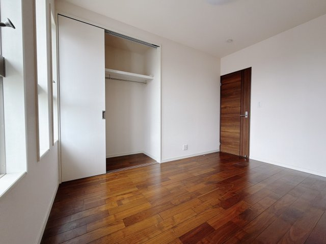 ■2階洋室｜お子様の一人部屋にピッタリな洋室。木のぬくもりを感じるフローリングは、天然木の味わいが時とともに深みを増していきます。また、傷にも強く、フリーワックスでお手入れもラクラクです