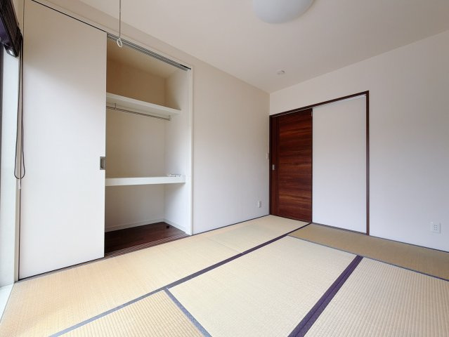 ■1階和室｜意外と場所をとるアイロンがけや、お洗濯物を畳むときにも広々と使うことができ、ちょっと一休みしたいとき、すぐに横になれるのも魅力です♪