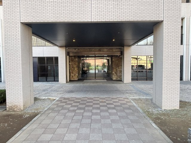 邸宅の象徴として佇むエントランスは、格式の高いホテルに足を踏み入れるかのような雰囲気が立ち込める迎賓の場所。モダンなデザインの大きな庇を設けた車寄せは、雨の日にもスマートに建物内にエントリーできます。