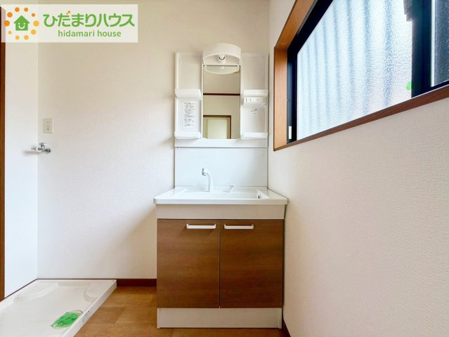 清潔感溢れるスタイリッシュなデザインの洗面化粧台！！