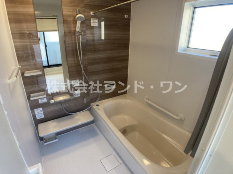 一日の疲れを癒してくれる清潔感のあるバスルームです