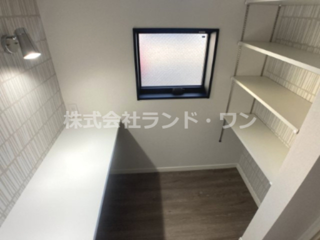 テレワークに便利な書斎です