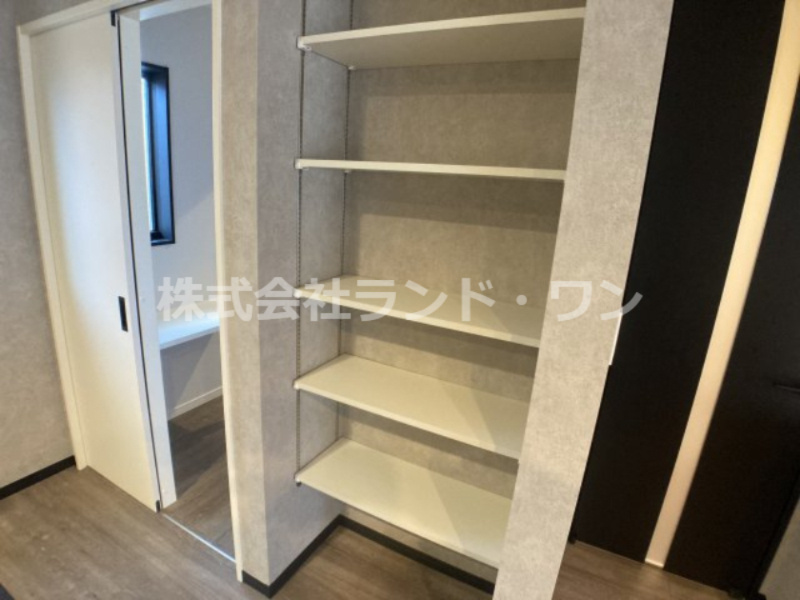 パントリーとしても利用できる可動棚付きの収納です。