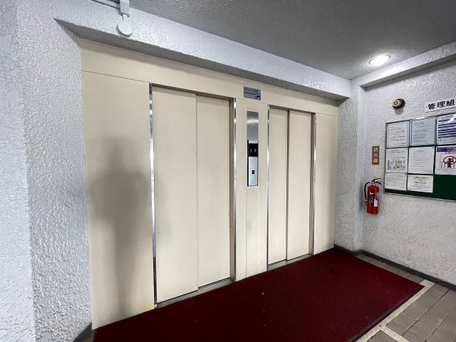 重たい荷物を持っていても、エレベーターがあれば安心です。　