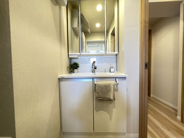 明るい洗面台で、毎朝の準備も気分が上がりそう。　