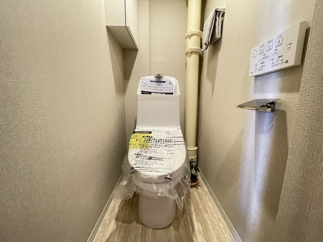 温水洗浄便座付きの清潔感あるトイレは、落ち着いた空間に。　