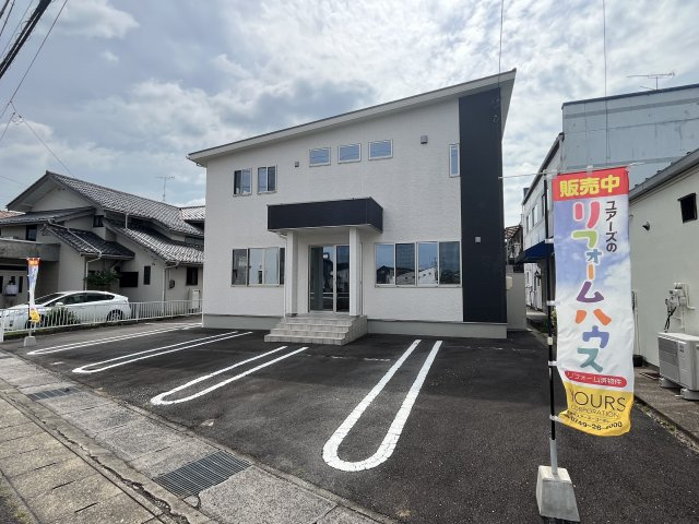 美しい佇まいで、すっきりとしたラインと落ち着いた色調が、上品は雰囲気を醸し出しています。