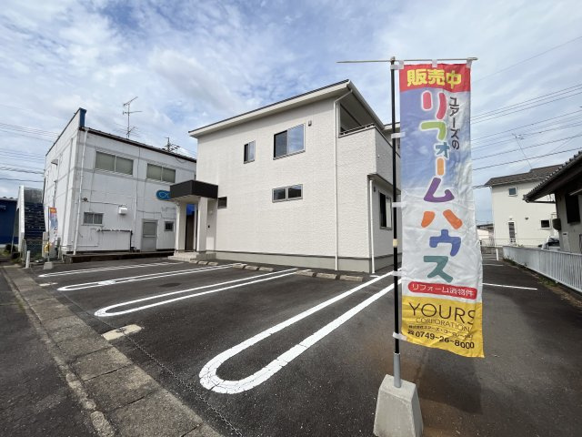 複数の車を余裕もって駐車でき、来客時にも便利。大きい車でも安心して駐車可能です！