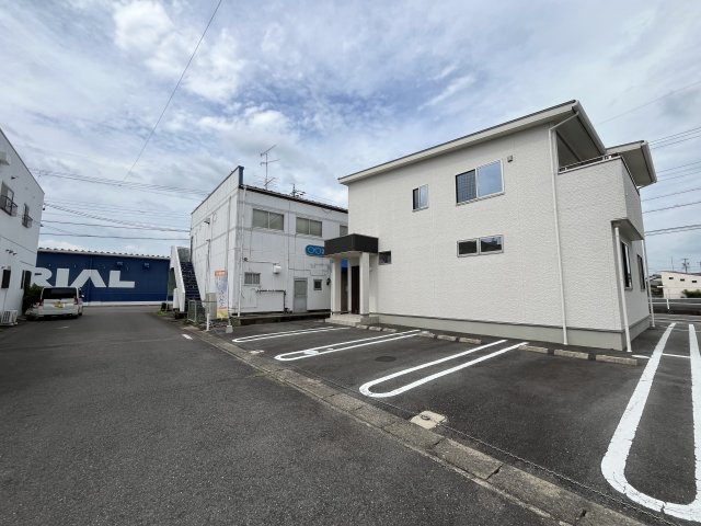 両面道路に面した立地でアクセス良好！快適な生活をサポートします。