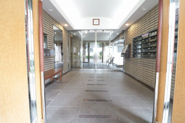 外部からの侵入を防ぎ安心感があるオートロック完備。