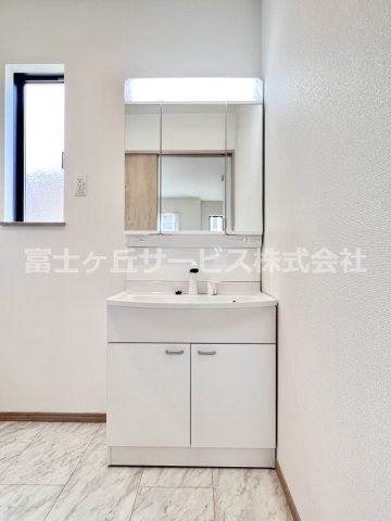 朝の支度にも助かる、独立の洗髪洗面化粧台