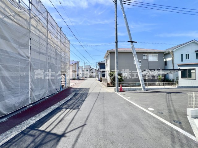 前面道路含む現地写真です