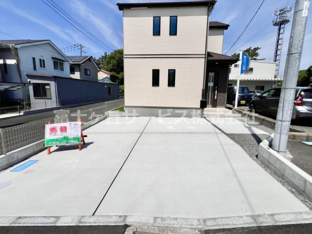 駐車場があるので、車を買う予定の方も安心です