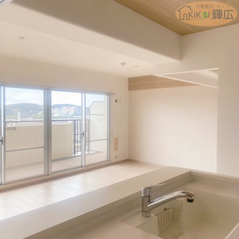 クロス張替え、床張り替え済み