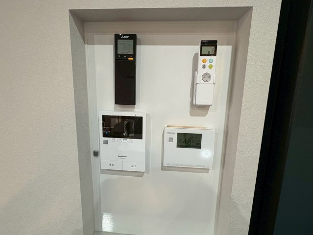 給湯や空調インターホンなどの操作パネルを1か所にまとめた便利なコントロールコーナー。生活動線上に設置されており日常の操作がスムーズ。壁面にすっきり収まるデザインで見た目も美しく機能性とデザイン性を両立