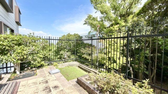 緑湯屋かな専用庭では四季折々の自然を身近に感じながらゆったりとした時間をお過ごしいただけます。