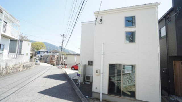 3ＬＤＫデザイン住宅（未入居）　認定低炭素住宅、省令準耐火構造、抗ウィルス抗菌フローリング、ＬＤＫにエアコンつき、アルミ樹脂複合サッシ、オール電化、食洗器、ハイデザイン間接照明、各生活施設とアクセス良