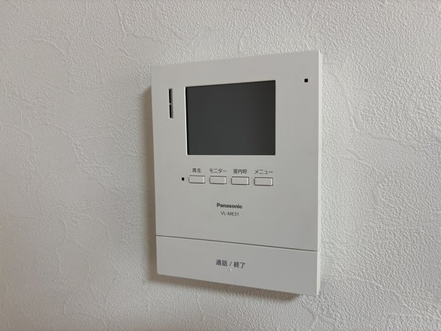 TVモニター付きインターホンを設置しており、来訪者の顔を確認してから対応できるため、防犯面でも安心感があります。不審な訪問営業などへの対策にも役立ち、小さなお子様のお留守番時にも心強い設備です。