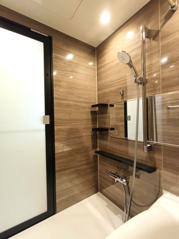 【浴室】　シャワーホルダーはスライドバー式になっているので、お好みの高さでお使いいただけます♪