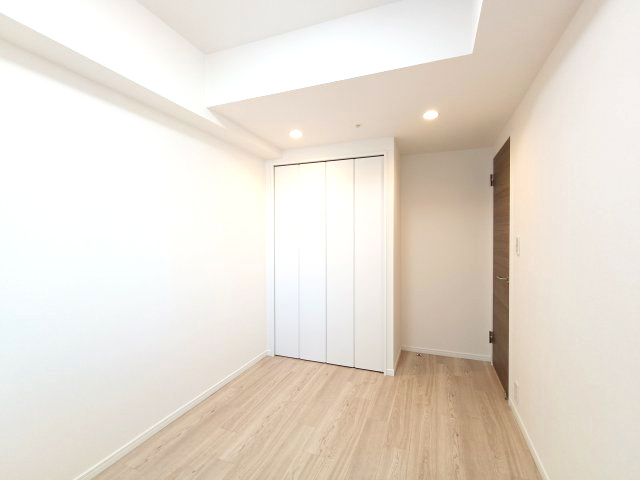 【洋室約5.2帖】　家具に合わせて表情を変える、シンプルなルームデザインです。