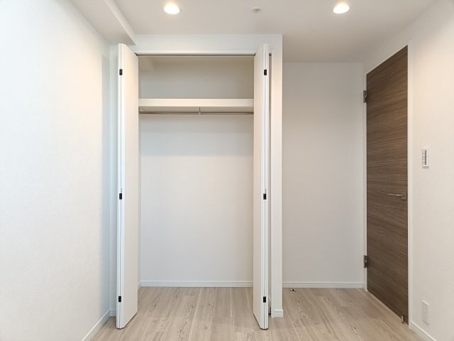【洋室約5.2帖　収納】　　収納も備わり、暮らしやすい空間がデザインされています。
