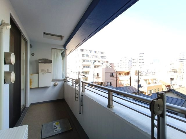 【バルコニー】　お天気のいい日はお外で洗濯物を干していただけます。